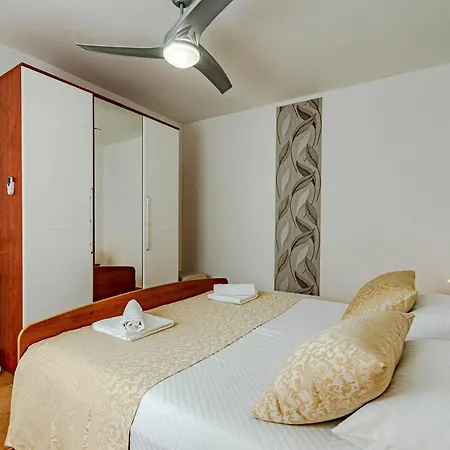 Seaside With A Swimming Pool Prizba, Korcula - 10056 Apartman Blato (Korcula)